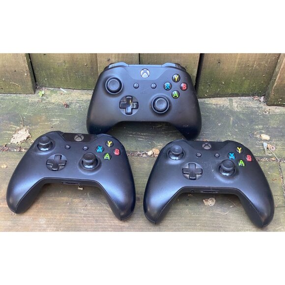 Lot of 3 XBOX ONE Wireless Controller Remotes - Black - 3x - 2x missing back - Picture 1 of 3